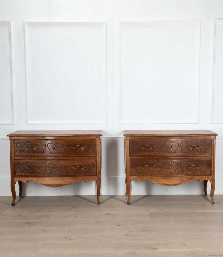 A PAIR OF ITALIAN COMMODES